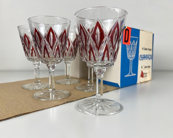 Set of 6 beautiful large diamond cut and colored crystal wine glasses, Harlequin style manufactured by VMC Reims, French Vintage 1950s