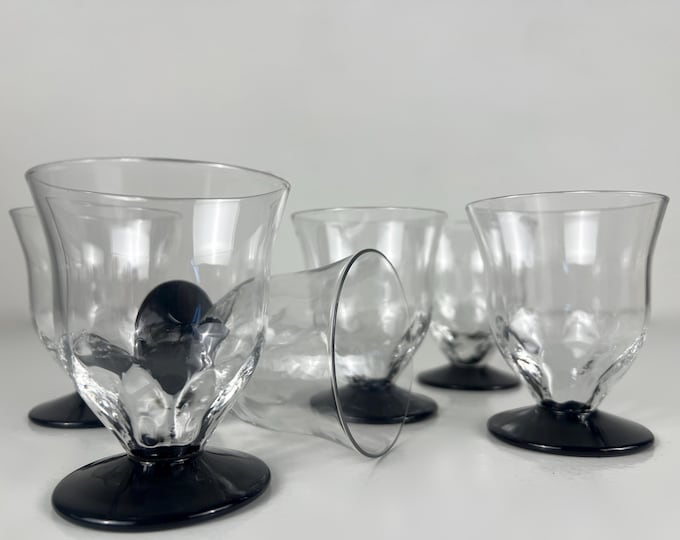 Set of 6 small Art Deco wine glasses, clear glass chalice and black glass base, manufactured by V.D. Belgium 1950s