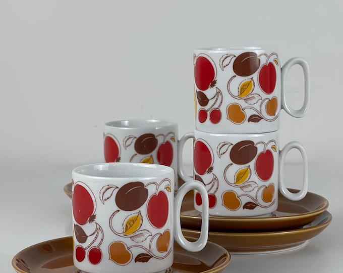 Set of 4 lovely Italian vintage porcelain coffee or espresso cups and saucers, Tognana Italy 1970s