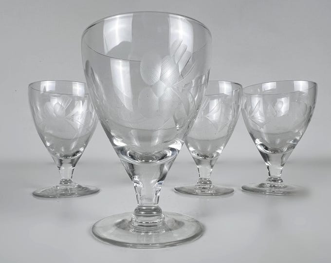 Set of 4 beautifully etched vintage (dessert) wine glasses from the 1950s