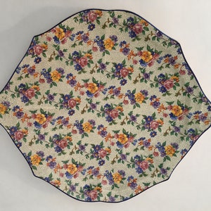 Vintage serving plate from the 50&#39;s, decorated with tiny flowers. Produced by Societe Céramique Maestricht Holland
