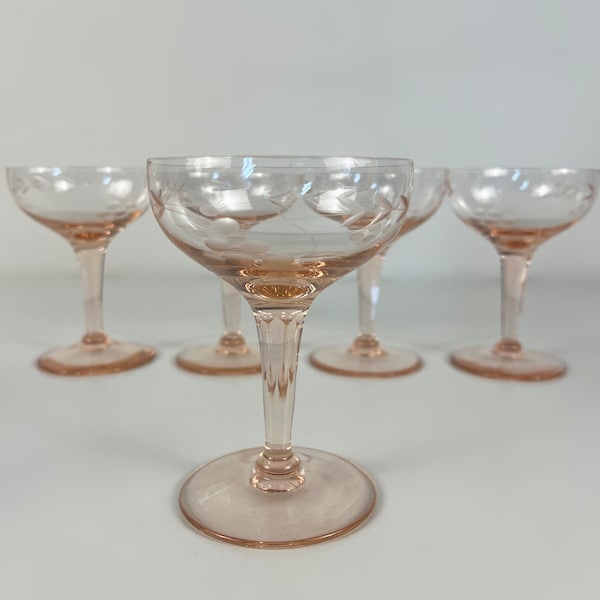 Set of 5 vintage art deco pink glass champagne coupes, beautiful etched rosaline glass, manufactured in Belgium 1930s