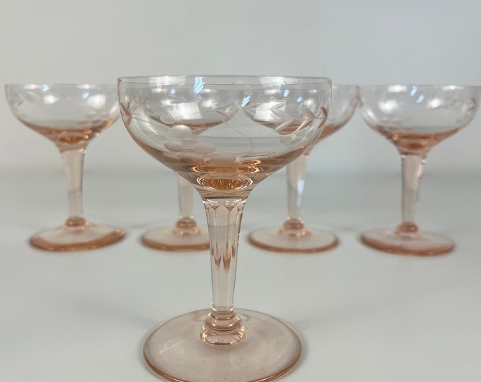 Set of 5 vintage art deco pink glass champagne coupes, beautiful etched rosaline glass, manufactured in Belgium 1930s