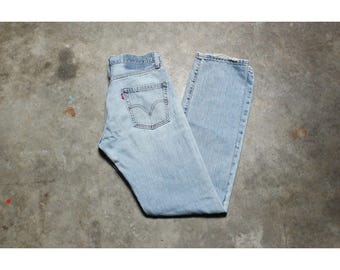 Jeans Levi's vintage de los 90 con cierre de botones y efecto desgastado - Talla aproximada: 31" x 34"