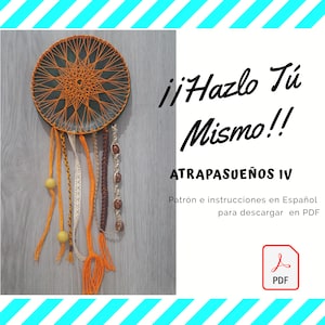 Può includere: Un progetto fai-da-te di acchiappasogni con filo arancione e marrone, perline e piume. L'immagine include il testo "Hazlo Tu Mismo!" e "ATRAPASUEÑOS IV". Le istruzioni sono disponibili in spagnolo in un PDF scaricabile.