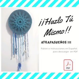 May include: A blue and white dreamcatcher with beads and feathers hanging from it. The image includes the text "Hazlo Tu Mismo!" and "ATRAPASUEÑOS III" with a PDF download icon.
