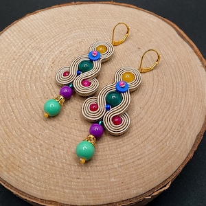 Orecchini pendenti soutache colorati beige, gioielli colorati in stile boho, gioielli di moda ricamati, orecchini di medie dimensioni, regalo per lei