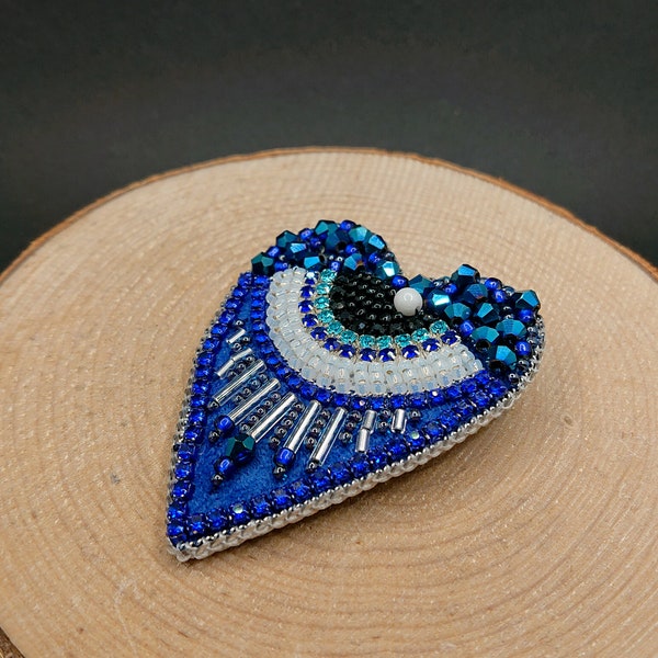 Haftowana broszka w kształcie serca z motywem "Evil eye", niebieska broszka serce z kryształkami, przypinka z okiem, biżuteria ochronna