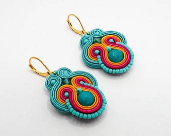 Boucles d’oreilles soutache colorées turquoise avec jade, bijoux d’été de style boho, bijoux de mode brodés, cadeau pour elle