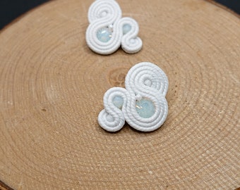 Petites boucles d'oreilles de soutache de goujon d'opale blanche, bijoux brodés minimalistes, boucles d'oreilles de mariage minuscules, cadeau d'anniversaire pour elle