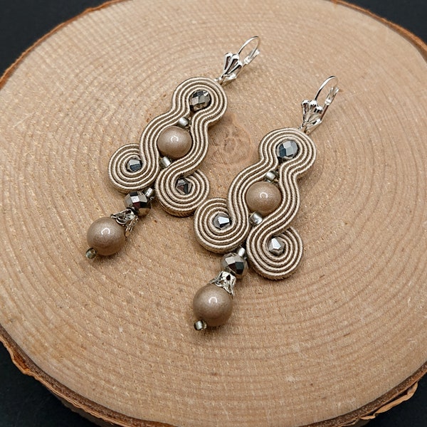 Orecchini soutache pendenti in argento beige, gioielli casual in stile boho, gioielli di moda ricamati, orecchini di medie dimensioni, regalo per lei