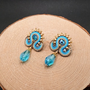 Orecchini pendenti in soutache azzurro oro, orecchini a bottone in soutache con perline di vetro, orecchini leggeri ricamati, regalo unico per lei
