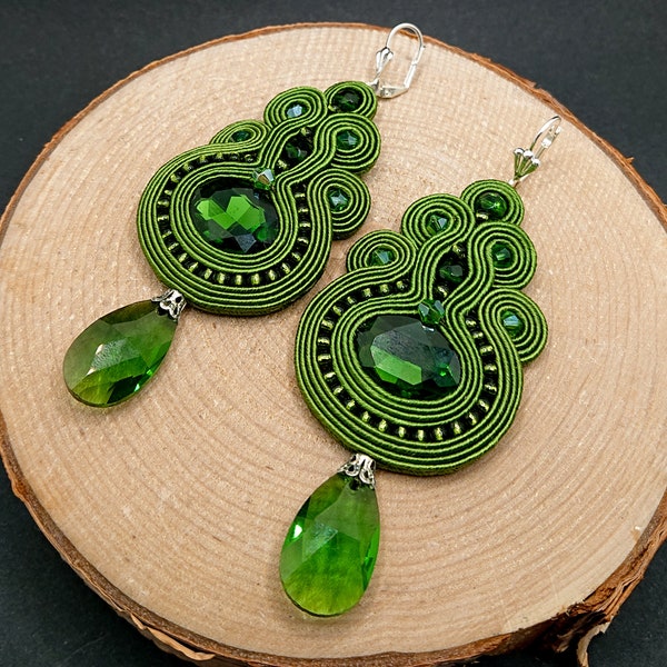 Orecchini soutache pendenti verdi, eleganti gioielli lucenti con cristalli, orecchini pendenti lucidi, gioielli ricamati di tendenza, per lei