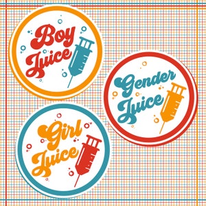 Puede incluir: Tres pegatinas circulares con las frases "Boy Juice", "Gender Juice" y "Girl Juice" en una fuente retro. Cada pegatina presenta un gráfico de jeringa y está colocada sobre un fondo de cuadrícula con líneas rojas, naranjas, azules y amarillas.