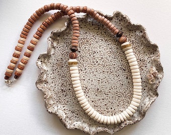 Collier de perles de bois Boho / Long collier de perles aux tons terreux et blancs / Cadeau australien fait à la main pour elle / Bijoux en bois