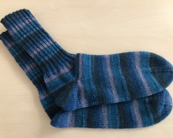 Handgestrickte Socken aus Schurwolle, Wolltyp Merino, in verschiedenen Größen