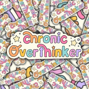 以下が含まれることがあります： 「Chronic Overthinker」というテキストがカラフルで手書き風のスタイルで書かれたステッカー。ステッカーは、同じテキストが異なる色で書かれた他のステッカーに囲まれています。