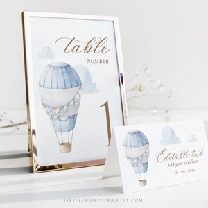 Bearbeitbare blaue Heißluftballon-Nahrungszeltvorlage mit Tischnummer, bearbeitbare Tischkarte für Babyparty oder Jungengeburtstagsfeier 1007, 2007