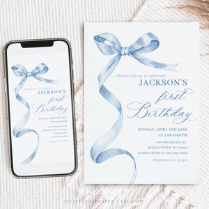 Invitación editable de primer cumpleaños con lazo azul y Evite 2005