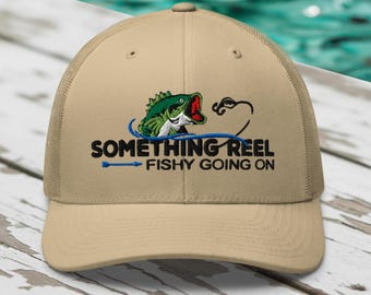 Gorra de camionero divertida para la pesca de lubina: Algo realmente sospechoso está sucediendo. Gorra de pescador.