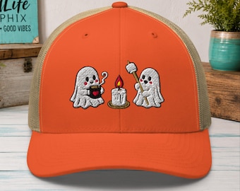 Gorra camionera Ghost Campfire: linda gorra bordada de Halloween con diseño de malvavisco y campamento.