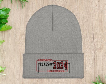 Afstudeerklas van 2024 Beanie Hat, gepersonaliseerd afstudeercadeau, High School Grad Beanie, ik overleefde de middelbare school, Beanie Hat, geborduurd