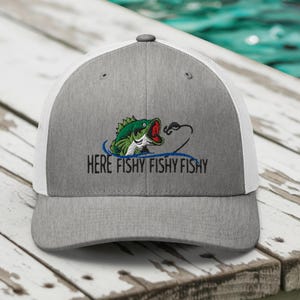 Chapeau pêcheur à l&#39;achigan, Louche ici, Chapeau papa pêcheur, Plein air, Chapeau de pêcheur, Cadeau papa pour la pêche au moulinet, Casquette de baseball, Casquette trucker, Chapeau papa