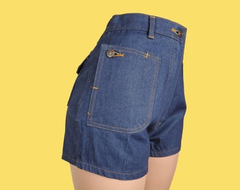 Flap pocket 70s shorts. Dark crisp denim. Mid to high rise short shorts jeans unique vintage. (31 x 2)