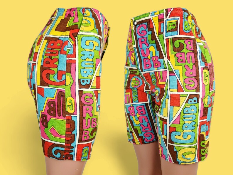 Peut inclure: Shorts vintage aux motifs g&eacute;om&eacute;triques color&eacute;s. Le mot "GRUBB" est r&eacute;p&eacute;t&eacute; dans un motif avec des couleurs rouge, vert, bleu, jaune et marron. Fermeture boutonn&eacute;e, style r&eacute;tro.