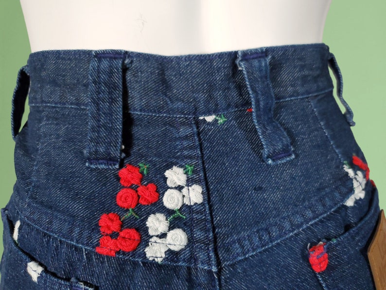 Lady Wrangler embroidered shorts denim vintage 60s mod red & white floral 27/28 x 6 image 7