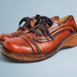 Vintage 60s 70s mod leather wedges. Handmade shoes. (Size 6/6.5)