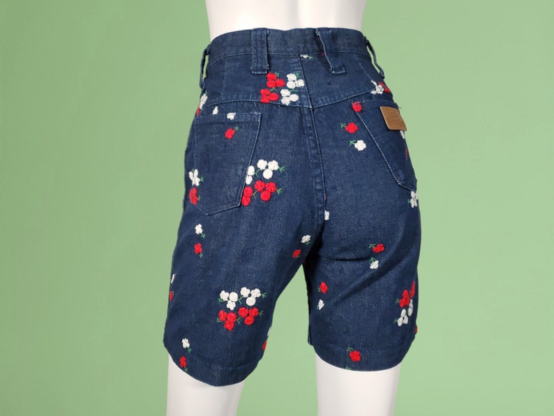 Lady Wrangler embroidered shorts denim vintage 60s mod red & white floral 27/28 x 6 image 4