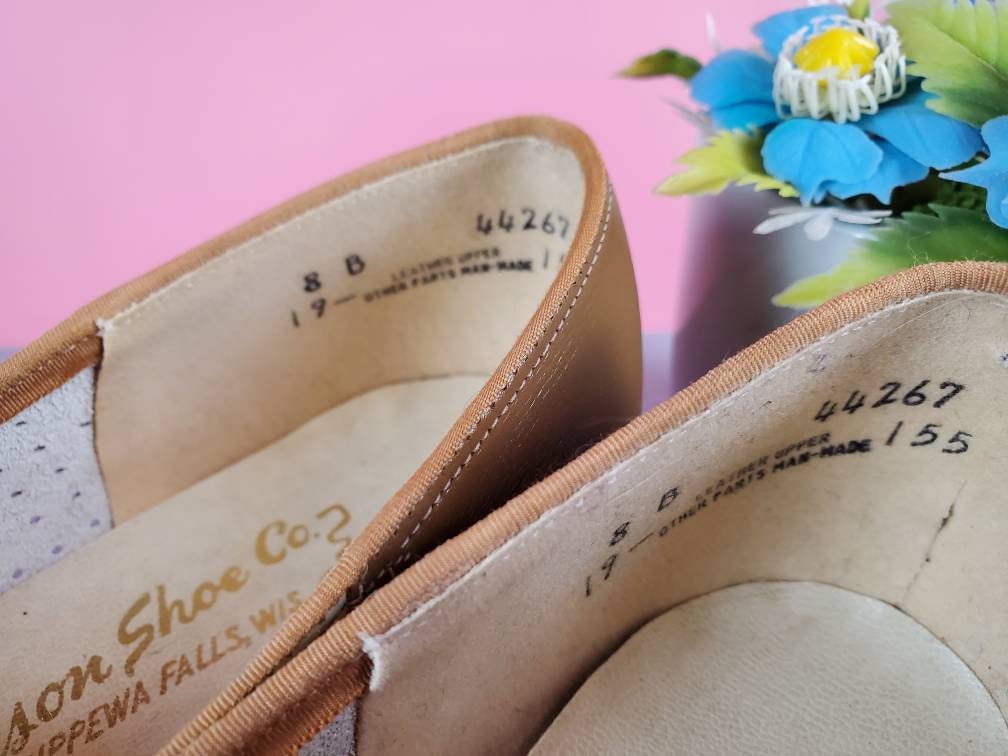 By Mason Shoe Company. 1960s mod leather loafers Tan beige cream Mod slip-ons 2-toned heels New Size 8 B Schoenen damesschoenen Instappers Loafers Square toe 
