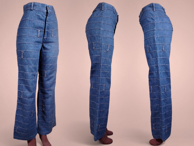 K&ouml;nnte beinhalten: Blaue Jeans mit horizontalen Steppdetails und dekorativen rechteckigen Akzenten. Die Jeans hat eine hohe Taille und ein ausgestelltes Bein. Die N&auml;hte sind in einem helleren Blauton gehalten und bilden einen Kontrast zum dunkleren Denim. Etwa 100 cm lang.