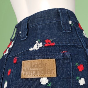 Lady Wrangler embroidered shorts denim vintage 60s mod red & white floral 27/28 x 6 image 5