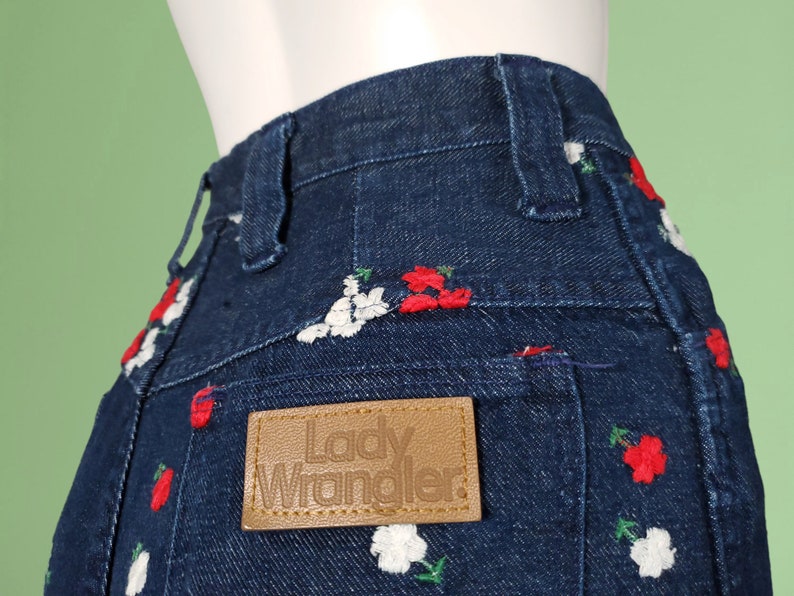 Lady Wrangler embroidered shorts denim vintage 60s mod red & white floral 27/28 x 6 image 5