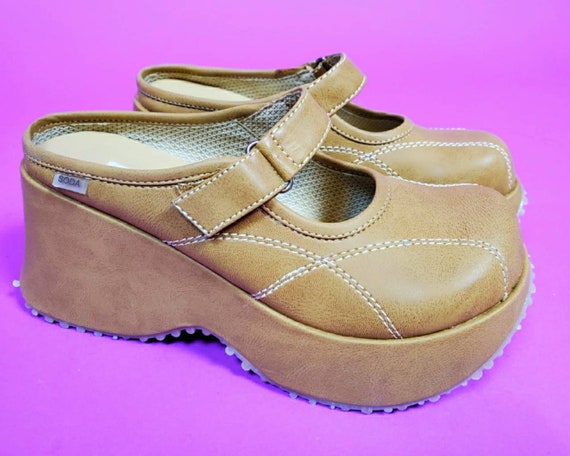 Vintage 90's chunky platform shoes. Deadstock mary