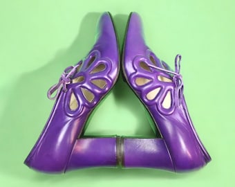 Vintage 1960s mod heels. Grape purple leather puffy cut-out details suede laces sun burst flower fan shell coquette Lolita Nordstrom. (7)