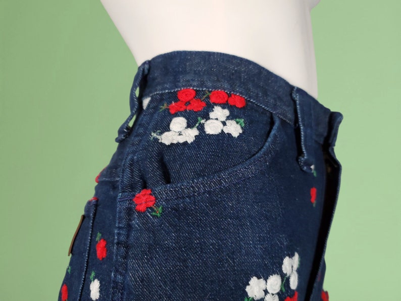 Lady Wrangler embroidered shorts denim vintage 60s mod red & white floral 27/28 x 6 image 6