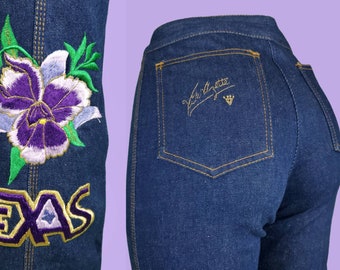 Embroidered 70s Texas jeans by Vik VIZETTE. Purple floral mid rise spell out graphics. Iconic novelty ooak vintage collector. (27 x 32)