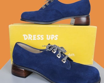 Blue suede mod oxfords. Vintage DEADSTOCK 1960s Dress Ups by Weber. Navy with moderate heels, striped laces. (7 SLIM)