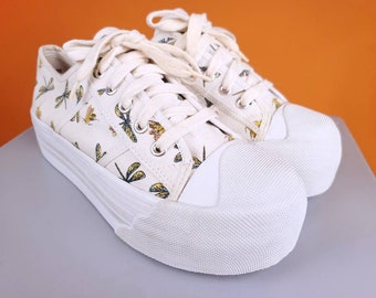 DEADSTOCK 90s/Y2K platform sneakers with dragonflies on canvas. Iconic design. Lace up. Bubble toe cap. Yellow white. Club kid. (6.5)