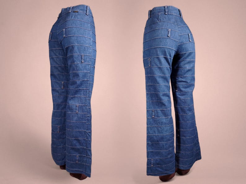 K&ouml;nnte beinhalten: Zwei Ansichten einer blauen Jeanshose mit horizontalen wei&szlig;en N&auml;hten und rechteckigen Akzenten. Die Hose hat eine hohe Taille und ein ausgestelltes Bein. Der Denim hat eine mittlere Waschung, und die N&auml;hte erzeugen einen gestreiften Effekt.