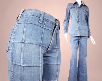Puede incluir: Pantalones vaqueros patchwork azul claro y camisa abotonada de manga larga a juego. Los pantalones tienen una pernera acampanada y un diseño único en forma de rejilla. La camisa tiene cuello y dos bolsillos en el pecho. El conjunto se exhibe en un maniquí.