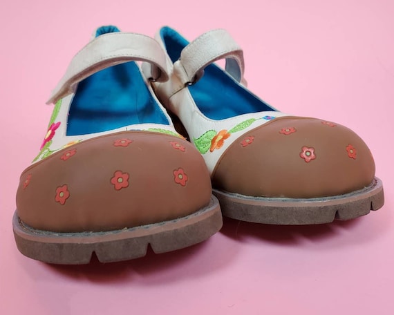 Chunky 90s leather mary janes. Floral embroidery.