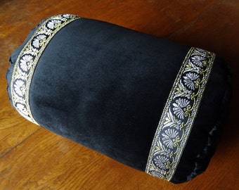 Historical muff in black velvet and gold and silver braid 16th - 19th century historical reenactment cosplay