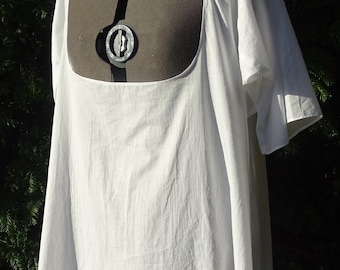Op de afbeelding: Een witte, losse, mouwloze jurk met een vierkante halslijn. De jurk is gemaakt van een lichtgewicht stof en heeft een eenvoudig, elegant ontwerp.