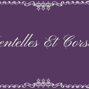 Puede incluir: Un fondo púrpura con adornos blancos que enmarcan el texto "Dentelles Et Corsets". El texto está en una fuente cursiva. El diseño sugiere un tema vintage o de boutique.