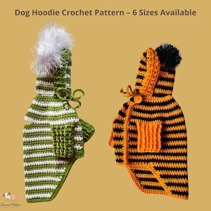 Puede incluir: Dos sudaderas con capucha para perros hechas a mano. Una es de rayas verdes y blancas con un pompón blanco esponjoso y un pequeño bolsillo. La otra es de rayas naranjas y negras con un pompón negro y un pequeño bolsillo. El texto "Dog Hoodie Crochet Pattern - 6 Sizes Available" está en la parte superior.