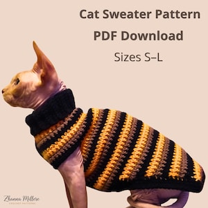 Puede incluir: Un gato Sphynx lleva un suéter de ganchillo con rayas horizontales en negro, naranja y marrón. El texto dice: Cat Sweater Pattern, PDF Download, Sizes S-L y Zhanna Millere Crochet Patterns. El suéter tiene un cuello alto acanalado.
